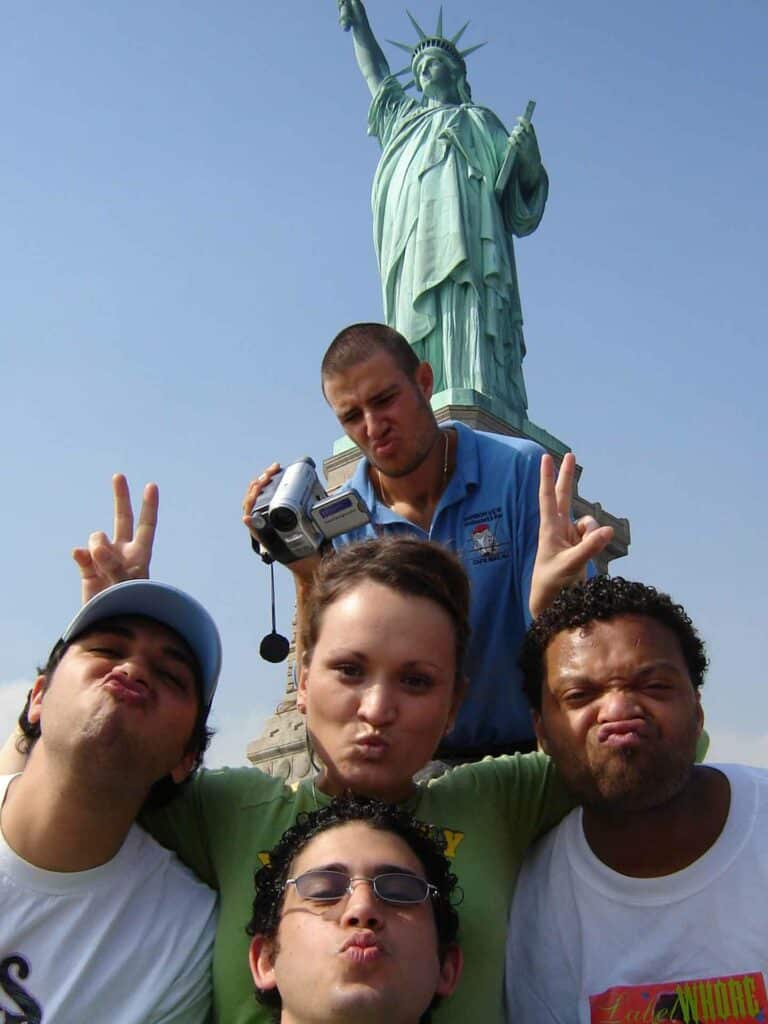 agents-participants-silly-face-statue-liberty